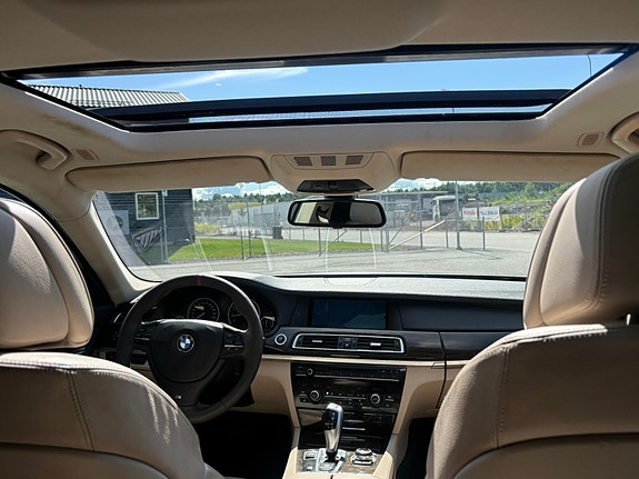 BMW 750i 12 of 18