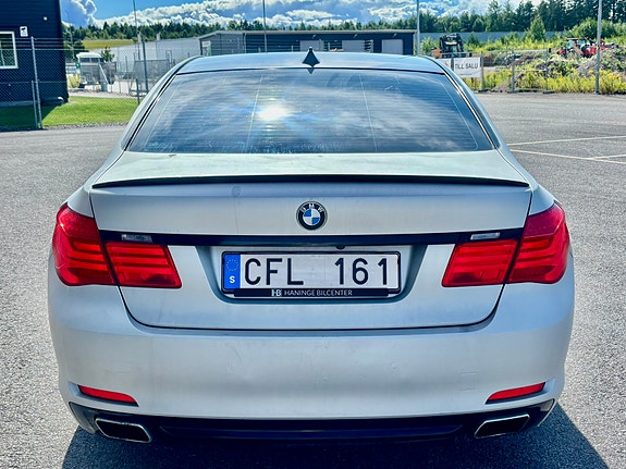 BMW 750i 6 of 18
