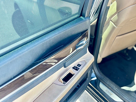 BMW 750i 15 of 18