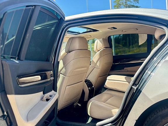 BMW 750i 18 of 18