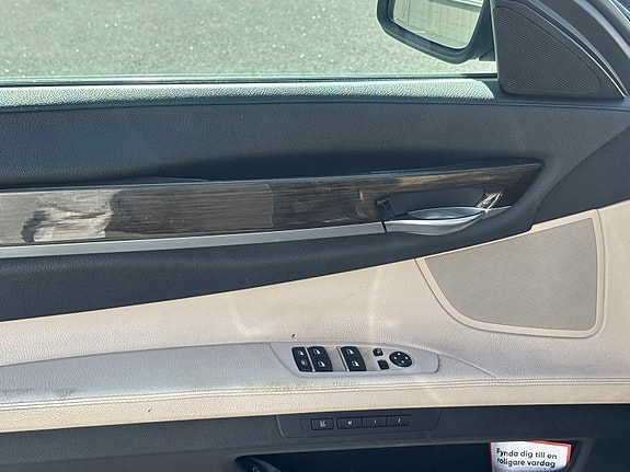 BMW 750i 14 of 18