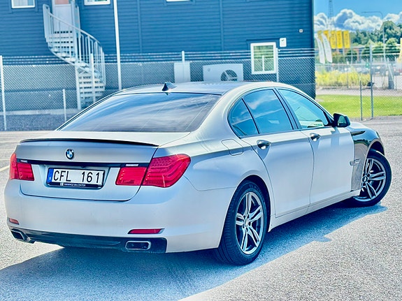 BMW 750i 3 of 18
