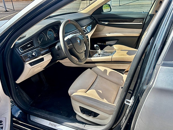 BMW 750i 17 of 18