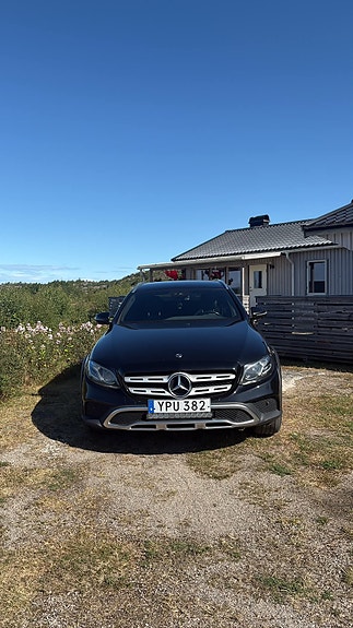 Mercedes-Benz E220 d 2 of 5