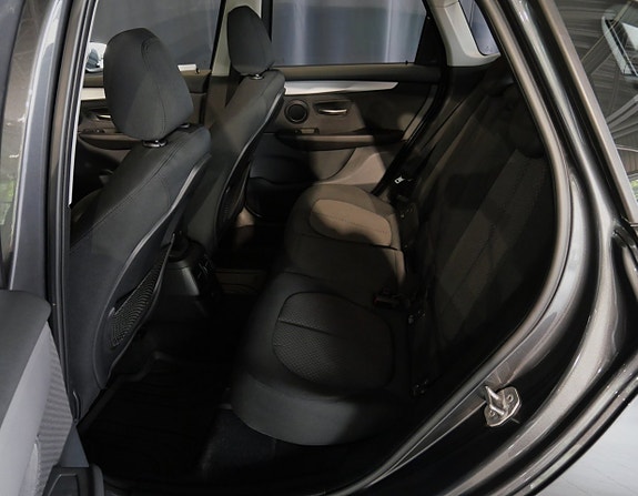 BMW 218d 9 of 19