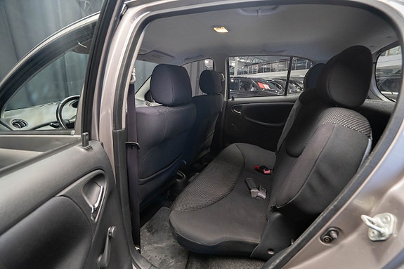 Toyota Yaris 10 of 17