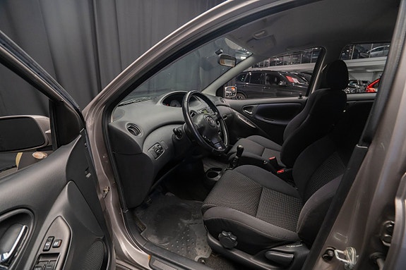 Toyota Yaris 13 of 17