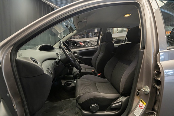 Toyota Yaris 14 of 17