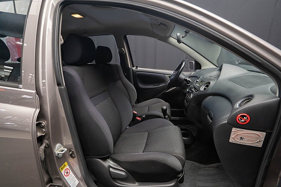 Toyota Yaris 15 of 17