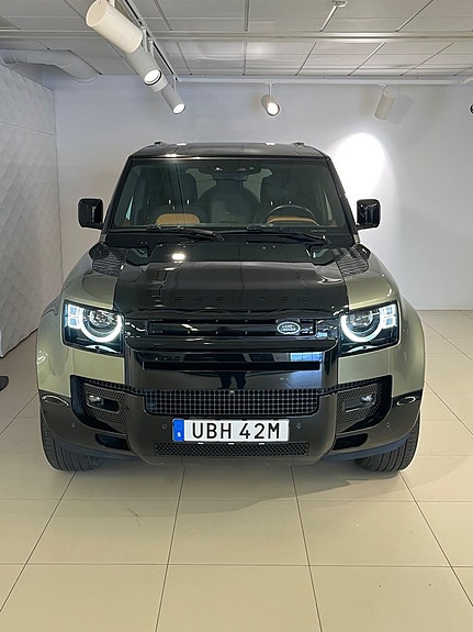 Land Rover Defender 110 2 of 5