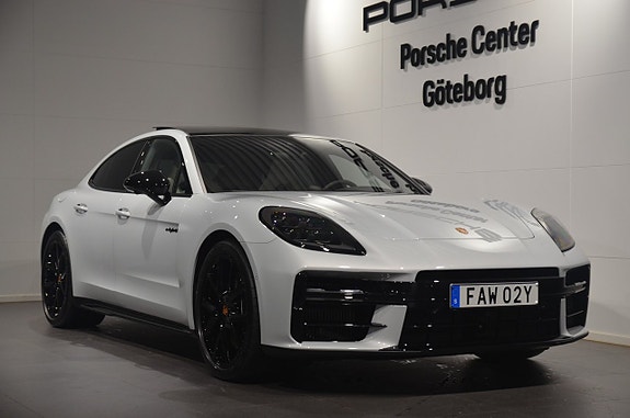 Porsche Panamera 4 2 of 5