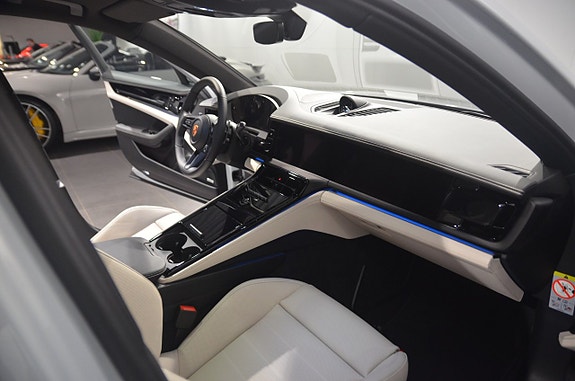 Porsche Panamera 4 13 of 23