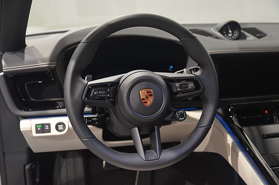Porsche Panamera 4 16 of 23