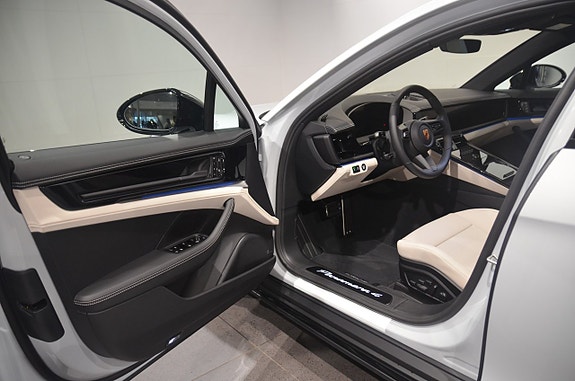 Porsche Panamera 4 9 of 23