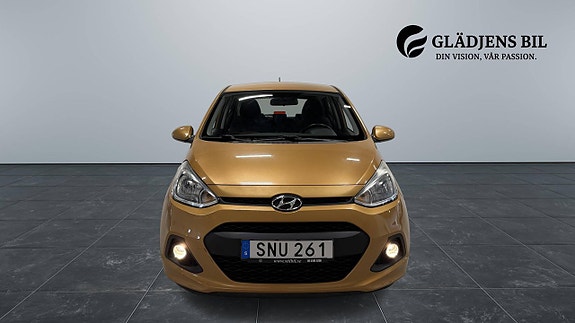 Hyundai i10 2 of 21