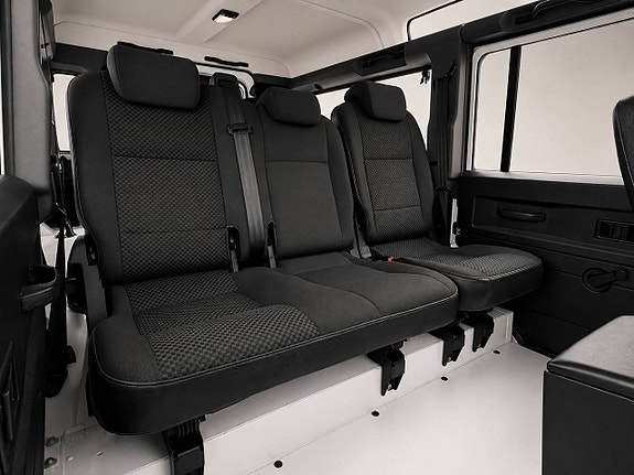 Land Rover Defender 110 11 of 12