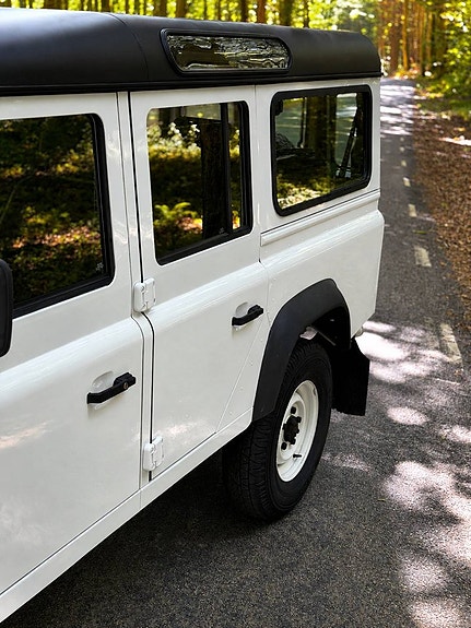 Land Rover Defender 110 3 of 5