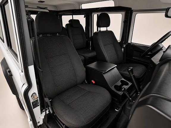 Land Rover Defender 110 9 of 12
