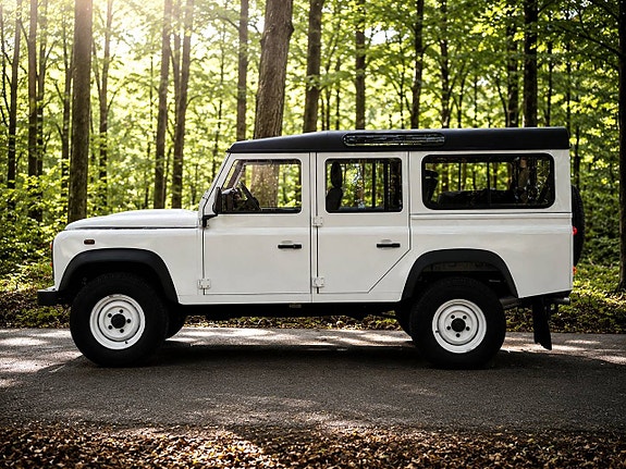 Land Rover Defender 110 4 of 5