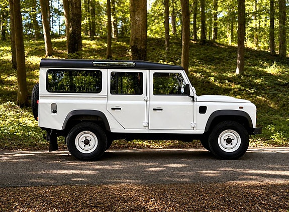 Land Rover Defender 110 2 of 12