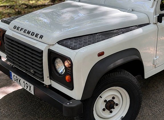 Land Rover Defender 110 2 of 5