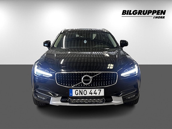 Volvo V90 Cross Country 2 of 5