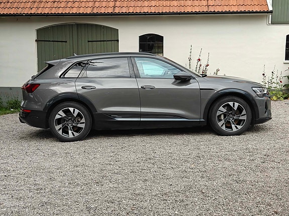 Audi Q8 e-tron 3 of 5