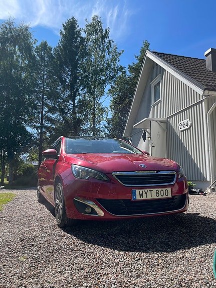 Peugeot 308 SW 2 of 9