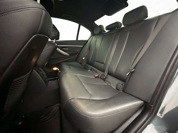 BMW 330e 28 of 30