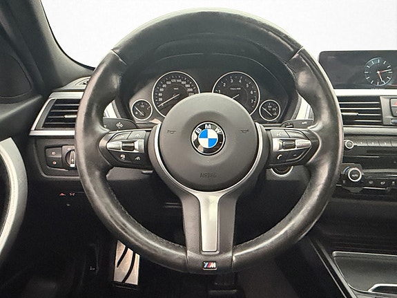 BMW 330e 14 of 30
