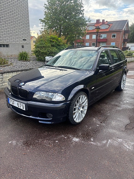 BMW 330i 2 of 7