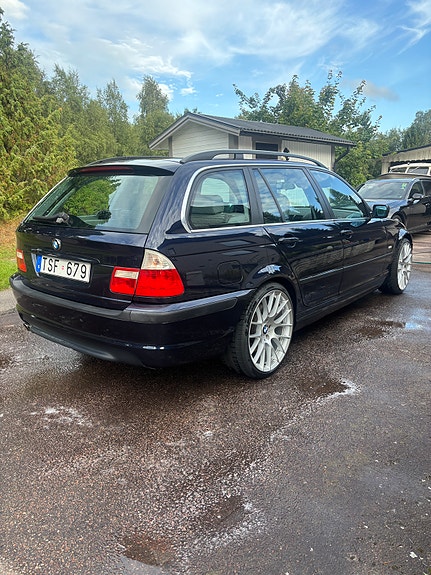 BMW 330i 3 of 7