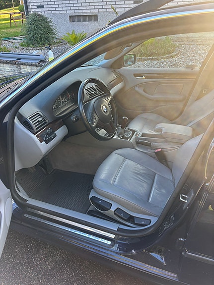 BMW 330i 5 of 7