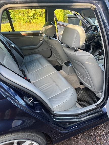 BMW 330i 6 of 7