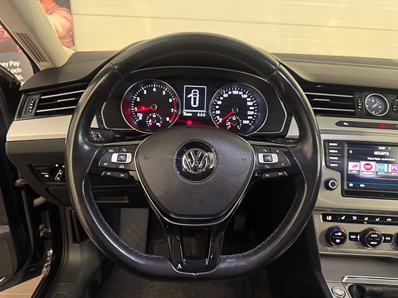 Volkswagen Passat 10 of 16