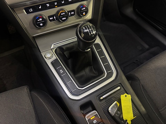 Volkswagen Passat 12 of 16