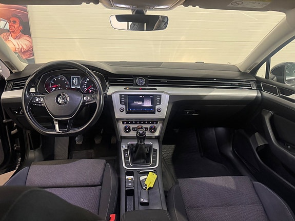 Volkswagen Passat 9 of 16