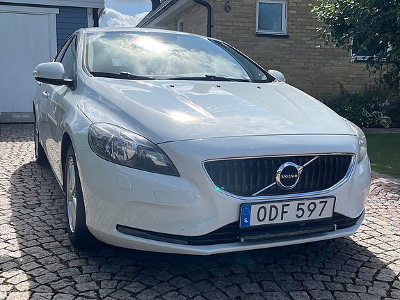 Volvo V40 2 of 7
