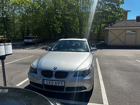 BMW 525i 2 of 5