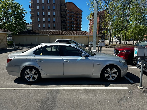 BMW 525i 3 of 5