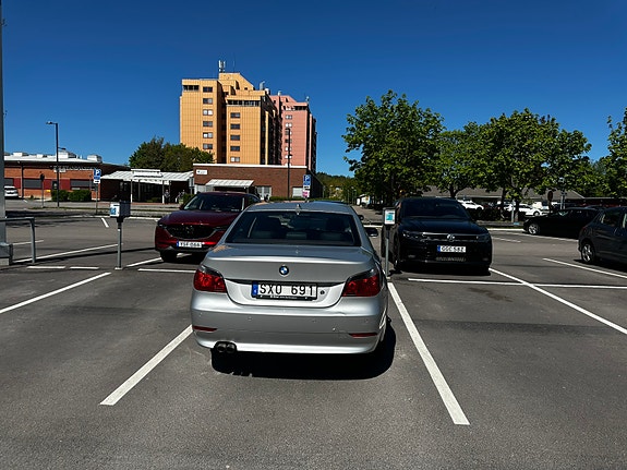 BMW 525i 4 of 5