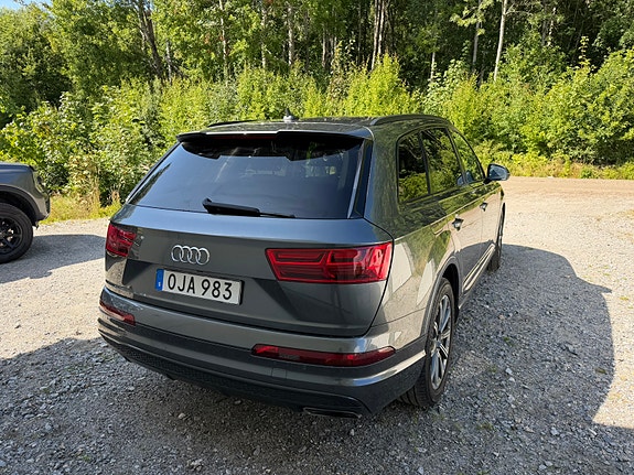 Audi Q7 2 of 5