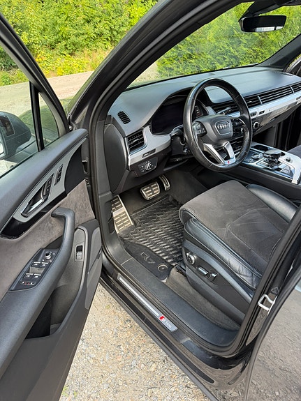 Audi Q7 4 of 5