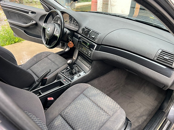 BMW 320i 10 of 10