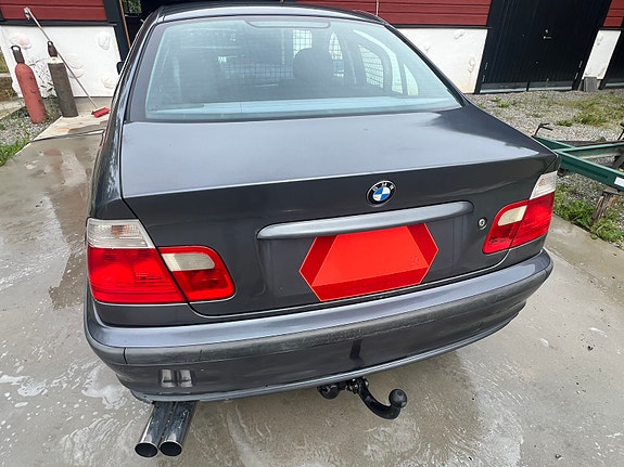 BMW 320i 3 of 10