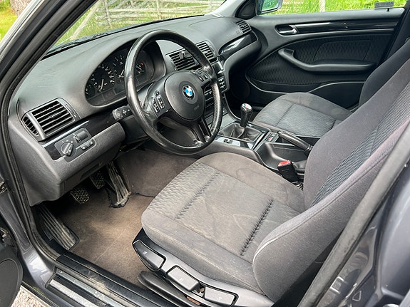 BMW 320i 4 of 10