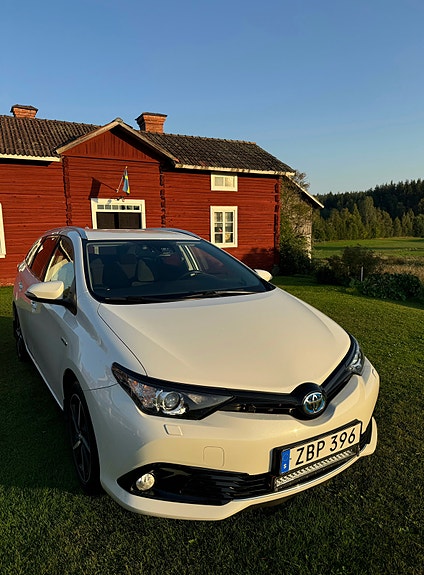 Toyota Auris 2 of 5