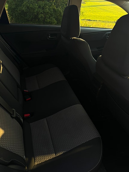 Toyota Auris 7 of 12