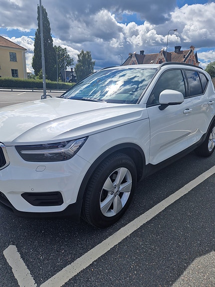Volvo XC40 2 of 5