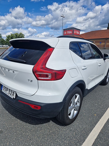 Volvo XC40 4 of 5
